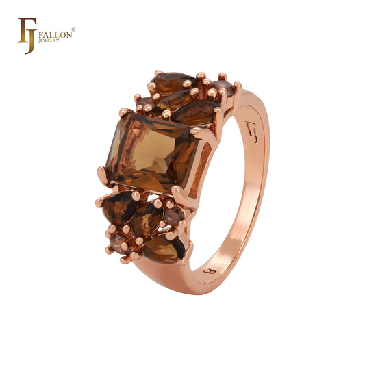 Aglomerado de luxuosos anéis de ouro rosa coloridos com zircônias cúbicas