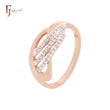 Anillos de moda de oro rosa en dos tonos con capas de triple circonita blanca entrelazadas con formas geométricas.