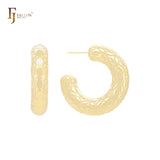 Brincos de argola em formato de C com textura de flor marquise em ouro 14K, ouro rosa e ouro branco