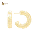 Pendientes de aro rectangulares con forma de C y tubo redondeado en oro de 14 quilates, oro rosa y oro blanco.