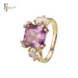 Anéis de noivado solitários de ouro 14K com zircônia cúbica colorida e lapidação esmeralda grande com dois zircônias cúbicas brancas