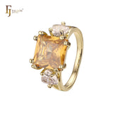 Anéis de noivado solitários de ouro 14K com zircônia cúbica colorida e lapidação esmeralda grande com dois zircônias cúbicas brancas