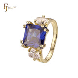 Anéis de noivado solitários de ouro 14K com zircônia cúbica colorida e lapidação esmeralda grande com dois zircônias cúbicas brancas