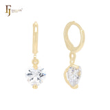 Pendientes Huggie de oro de 14 quilates con solitario de circonita cúbica blanca en forma de corazón