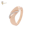 Anillos de moda de dos tonos en oro rosa con cinta esponjosa de circonitas blancas