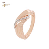 Anillos de moda de dos tonos en oro rosa con cinta esponjosa de circonitas blancas
