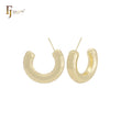 Pendientes de aro con forma de C y textura cuadrada en oro de 14 quilates, oro rosa y oro blanco.