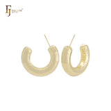 Pendientes de aro con forma de C y textura cuadrada en oro de 14 quilates, oro rosa y oro blanco.