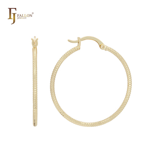 Brincos de argola minimalistas e elegantes em ouro 14K com textura de osso de cobra