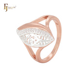 Anillos de moda en oro rosa de dos tonos con filigrana de circonitas blancas y hojas ovaladas divididas por la mitad
