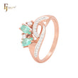 Anillos de moda en oro rosa de dos tonos con cintas entrelazadas y circonitas cúbicas en racimo de esmeraldas