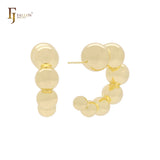 Pendientes tipo aro con forma de C y burbujas y bolitas en oro de 14 quilates, oro rosa y oro blanco.