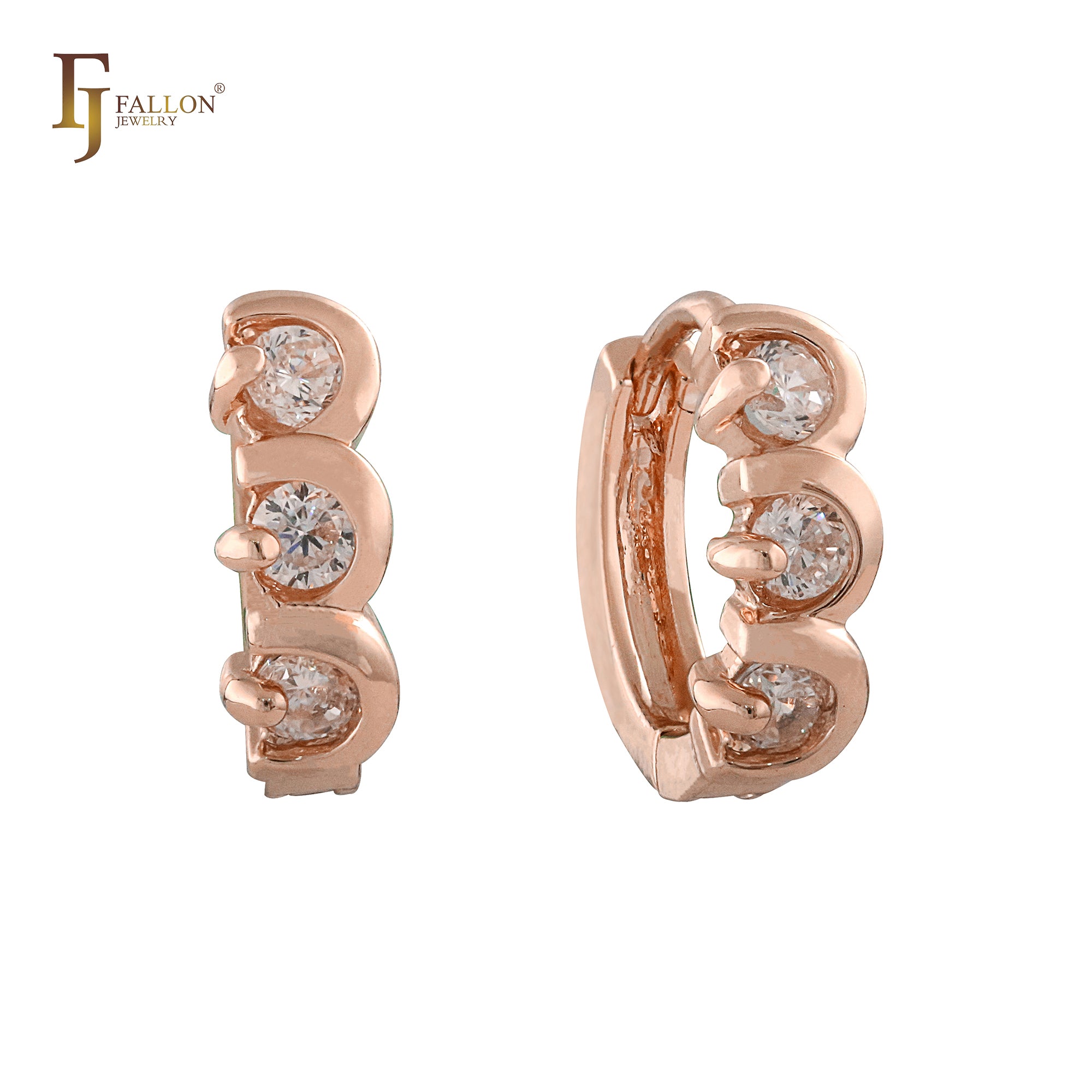 Pendientes huggie de tres piedras en oro rosa de 14 quilates.