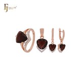 Conjunto de joias triangulares de zircônia cúbica branca com flecha de zircônias cúbicas brancas em ouro rosa, dois tons, com anéis e pingente