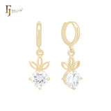 Pendientes Huggie de oro de 14 quilates con solitario de circonitas blancas y flores colgantes