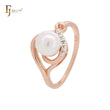 Anillos de compromiso minimalistas de oro rosa en dos tonos con perla y circonitas blancas