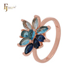 Lujosos anillos de moda en oro rosa con brillantes circonitas blancas o azules en racimo de flores de talla marquesa.
