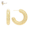 Brincos de argola em forma de C arredondado texturizado com chave grega em ouro 14K, ouro rosa e ouro branco