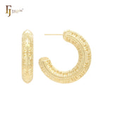 Brincos de argola em forma de C arredondado texturizado com chave grega em ouro 14K, ouro rosa e ouro branco