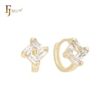 Brincos Huggies de ouro 14K com quatro zircônias brancas em formato de baguete