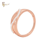 Elegante banda de circonitas blancas en oro rosa de dos tonos. Anillos de moda.