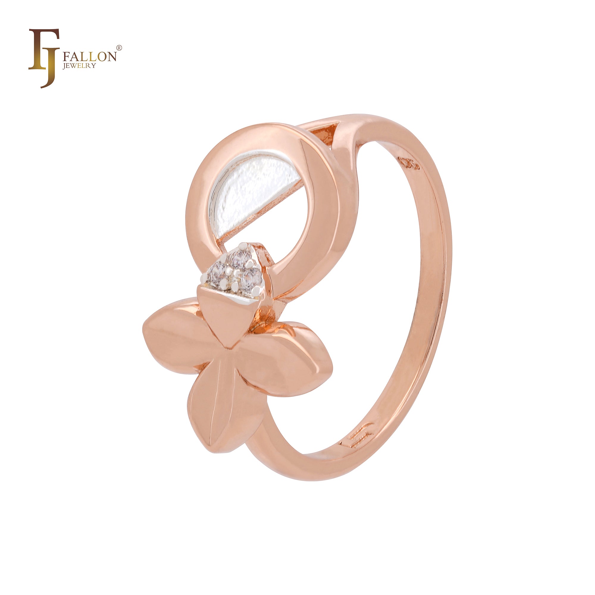 Anillos de moda bicolor en oro rosa con hojas de trébol mixtas y circonitas blancas.