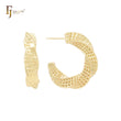Aretes tipo aro con forma de C y malla trenzada en oro de 14 quilates, oro rosa y oro blanco.
