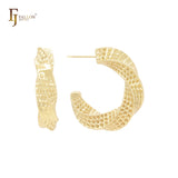 Aretes tipo aro con forma de C y malla trenzada en oro de 14 quilates, oro rosa y oro blanco.