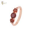 Anillos de compromiso compactos de oro rosa con circonitas rojas escarlatas triples redondeadas