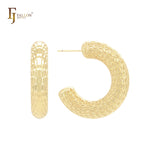 Pendientes de aro con textura de cuentas ovaladas en forma de C en oro de 14 quilates, oro rosa y oro blanco.