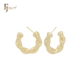 Brincos de argola em forma de C com corda torcida e estrangulada em ouro 14K, ouro rosa e ouro branco