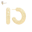 Aretes tipo aro con forma de serpiente y forma de C redondeada en oro de 14 quilates, oro rosa y oro blanco.
