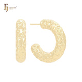 Aretes tipo aro con forma de serpiente y forma de C redondeada en oro de 14 quilates, oro rosa y oro blanco.