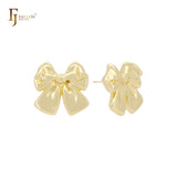 Hermosos pendientes tipo botón con lazo en forma de lazo en oro de 14 quilates, oro rosa y oro blanco.