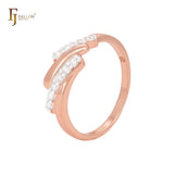 Anillos de moda de oro rosa de dos tonos con cuatro filas de circonitas blancas.