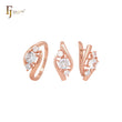 Elegante conjunto de joyas de oro rosa con anillos y triple circonita blanca engastada.