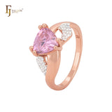 Anillo de moda en oro rosa con solitario triangular de circonitas cúbicas blancas y circonitas cúbicas.