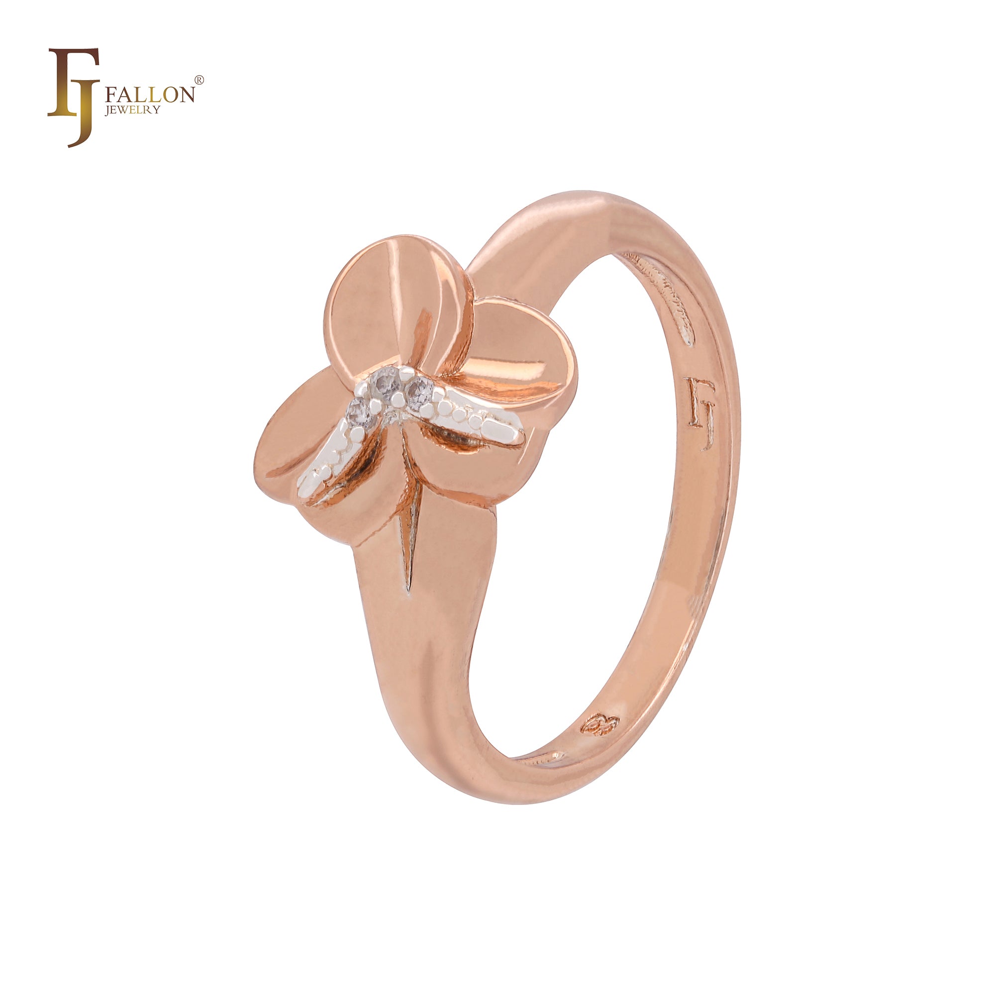 Anillos de moda bicolor en oro rosa con brazos geométricos de flor de trébol y circonitas blancas.