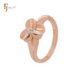 Anillos de moda bicolor en oro rosa con brazos geométricos de flor de trébol y circonitas blancas.