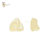 Pendientes de oro de 14 quilates, oro rosa y oro blanco con formas geométricas y bordes entrelazados brillantes.