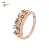 Anillos de moda en oro rosa con circonitas cúbicas blancas y azules con diseño floral