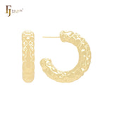 Brincos de argola em formato de C com textura de bolinhas em ouro 14K, ouro rosa e ouro branco