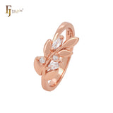 Anéis da moda em ouro rosa com zircônias cúbicas brancas e flores desabrochando