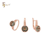 Conjunto de joyas de oro rosa con solitario redondeado verde manzana y anillos