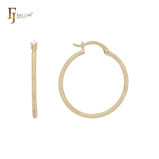 Brincos de argola minimalistas e elegantes em ouro 14K com textura de osso de cobra