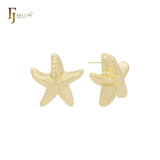 Brincos de pino em formato de estrela do mar com textura irregular em ouro 14K, ouro rosa e ouro branco