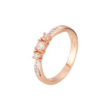Anillos de oro rosa con solitario de dos tonos y tres piedras